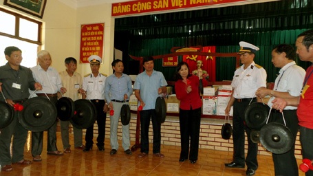 Tiếng cồng chiêng của người dân tộc Mường (tỉnh
Hòa Bình) vang trên đảo.