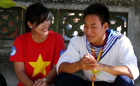 Phút tâm tình giữa cô gái đất liền và người lính
đảo.