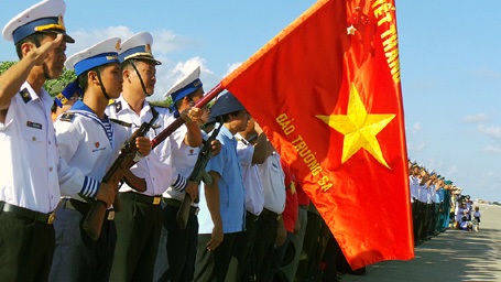 Lễ chào cờ trên đảo Trường Sa.