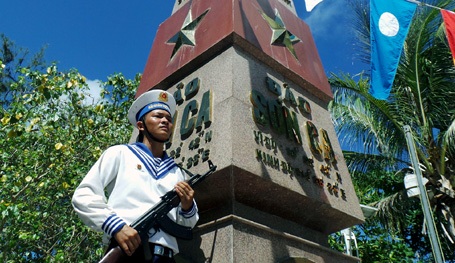Lính đảo Sơn Ca canh gác tại cột mốc chủ quyền.