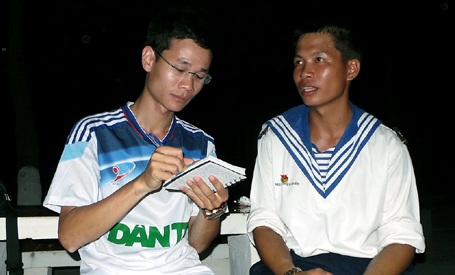 Trui rèn giữa sóng nước Trường Sa - 1 Nguyễn Thiện Nhân (phải) trò chuyện với PV