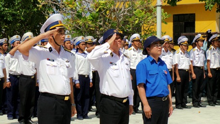Lãnh đạo đảo Nam Yết, lãnh đạo đoàn hành trình
chỉ huy buổi lễ.
