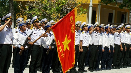 Cờ “Quyết chiến, Quyết thắng” tung bay trong
không khí trang nghiêm của buổi lễ.