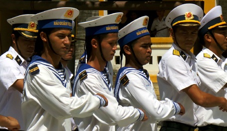 Ngay sau lễ chào cờ, chỉ huy đảo tổ chức duyệt
đội ngũ.