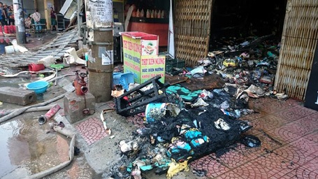Hà Nội: Cháy lớn tại chợ Phùng Khoang, 3 mẹ con nhập viện - 7 Nhiều đồ đạc trong các ki ốt bị thiêu rụi. (Ảnh: Khánh Linh)