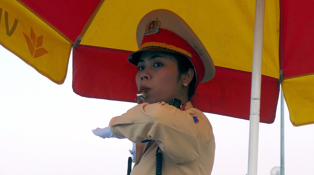 "Bóng hồng" CSGT Hà Nội căng mình dưới nắng nóng 39 độ C - 3 Nguyễn Hoàng Khánh luôn mạnh mẽ, dứt khoát trong từng động tác chỉ huy, điều khiển giao thông.