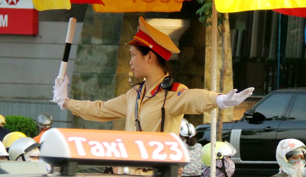 "Bóng hồng" CSGT Hà Nội căng mình dưới nắng nóng 39 độ C - 2 Phạm Thị Huyền làm nhiệm vụ tại ngã năm Yên Phụ, nơi có mật độ phương tiện rất cao.