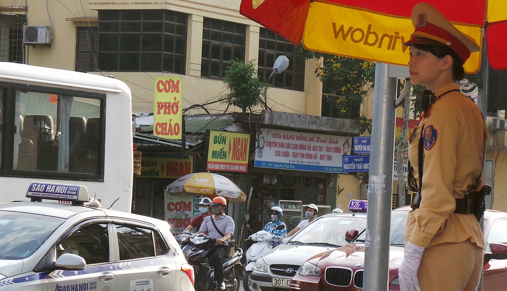 "Bóng hồng" CSGT Hà Nội căng mình dưới nắng nóng 39 độ C - 1 Thượng sỹ Hà Vũ Khánh Linh chốt trực ở nút giao thông Tôn Đức Thắng - Nguyễn Thái Học.