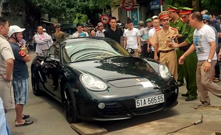 Lái xe cố thủ trên xe Porsche không xuất trình được giấy đăng ký - 1 Tài xế cố thủ trên xe hơn 1 tiếng đồng hồ, gây ách tắc giao thông.