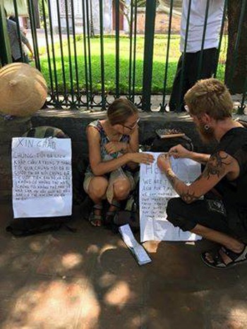 Hai người nước ngoài “trình báo” bị cướp ở vỉa hè Hà Nội - 1 Hình ảnh đôi nam nữ ngoại quốc trưng biển thông báo bị cướp ở vỉa hè Hà Nội. (Ảnh: facebook)