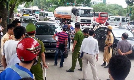 Hà Nội: Ngày 20/5, xét xử vụ án giết người trên xe CRV - 1 Cơ quan điều tra khám nghiệm hiện trường vụ án.