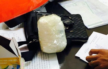 Hà Nội: CSGT mưu trí bắt đối tượng tàng trữ ma túy giữa chợ đêm - 2 Số ma túy đá thu giữ của đối tượng Thắng. (Ảnh: Cơ quan chức năng cung cấp)