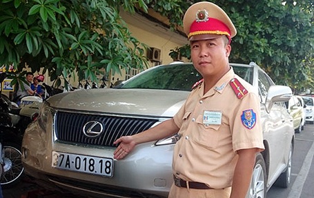 Hà Nội: Cảnh sát giao thông lật tẩy nhà báo giả đi xe Lexus “dỏm” - 1 Tài xế chiếc xe sau khi xin xỏ không được đã bỏ đi.