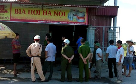 Kẻ sát hại con và cháu người tình từng có 2 đời vợ - 1 Cơ quan chức năng khám nghiệm hiện trường vụ án.