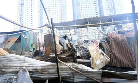 Hà Nội: Hơn 1.000 công nhân hoảng loạn vì cháy lớn trong đêm - 1 Hơn 1.000m2 lán trại, nhà tạm của công nhân bị thiêu rụi.