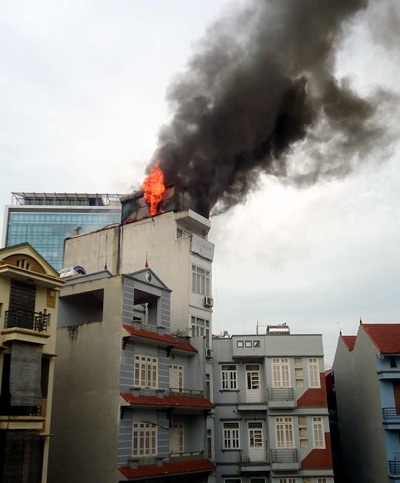 Hà Nội: Khách nháo nhác chạy ra từ khách sạn bốc cháy - 1 Lửa ngùn ngụt bốc lên từ tum tòa nhà. (Ảnh: độc giả Bùi Kim Xuyến)