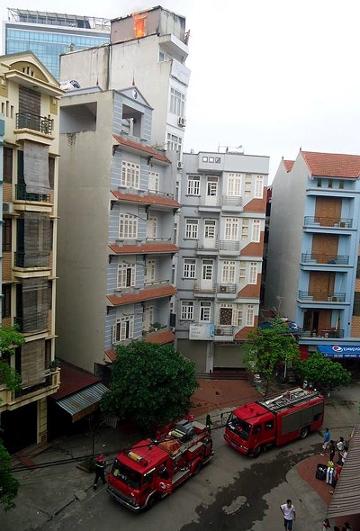 Hà Nội: Khách nháo nhác chạy ra từ khách sạn bốc cháy - 2 Lực lượng Cảnh sát PCCC đến hiện trường ứng cứu.