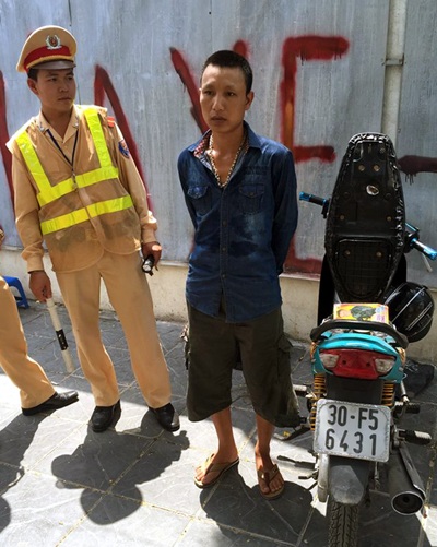Hà Nội: Vừa mãn hạn tù, lại bị cảnh sát bắt vì buôn ma túy - 1 Đối tượng Vinh bị tổ công tác Đội CSGT số 3 bắt giữ.