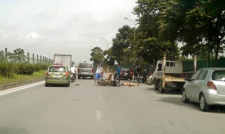 Hà Nội: Tránh CSGT này, tông CSGT khác trọng thương - 1 Hiện trường vụ việc tại đường gom Đại lộ Thăng Long. (Ảnh: Hoàng Hải)