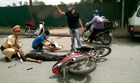 Hà Nội: Tránh CSGT này, tông CSGT khác trọng thương - 2 Cú đâm mạnh khiến 2 người bất tỉnh, phải nhập viện cấp cứu.