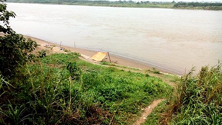 Hà Nội: Tắm giải nhiệt ở sông Hồng, một phụ nữ mất tích - 1 Khu vực chị M. xuống tắm và mất tích.