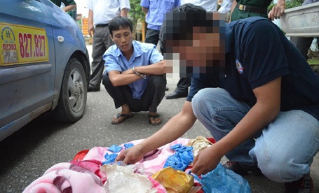 Lực lượng chức năng kiểm đếm số ma túy phát hiện trên xe taxi do Trần Văn Cường lái.