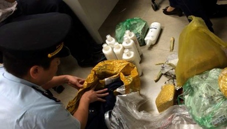 Hơn nửa tấn heroin bị thu giữ - 1 Một vụ vận chuyển ma túy qua đường hàng không bị phát hiện ngày 14/4.