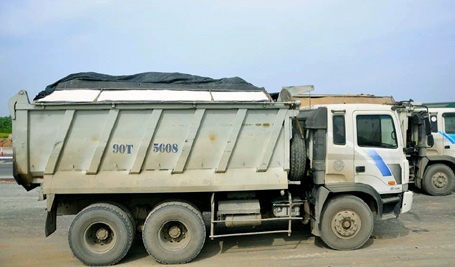 Xe tải ben chở quá khổ, quá tải bị Đội CSGT số 8 kiểm tra, xử lý chiều 5/6.