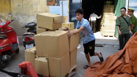 Hà Nội: 7.000 cuốn “Đắc nhân tâm” in lậu trong khu nhà cấp 4 - 1 Lực lượng chức năng niêm phong số sách thu giữ trong các thùng các-tông.