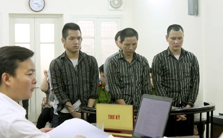Các bị cáo tại phiên xét xử ngày 11/6.