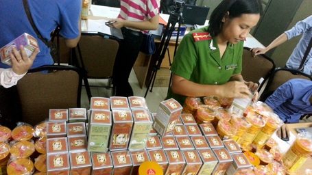 Lực lượng chức năng kiểm đếm số hàng thu giữ.