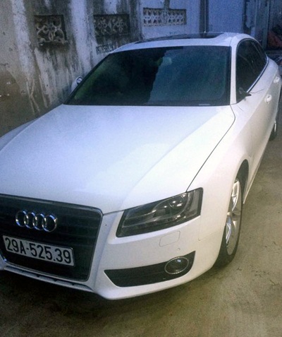 Hà Nội: Cận cảnh xế hộp Audi A5 bị vặt gương lúc nửa đêm - 1 Chiếc xe Audi A5 bị bẻ mất gương chiếu hậu bên lái. (Ảnh: Huy Dũng)