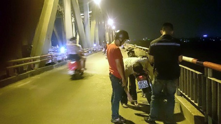 Một ngày, hai người lên cầu Chương Dương tự tử - 1 Người đàn ông bỏ lại chiếc xe trên cầu trước khi dùng dao tự đâm vào bụng rồi nhảy xuống sông.