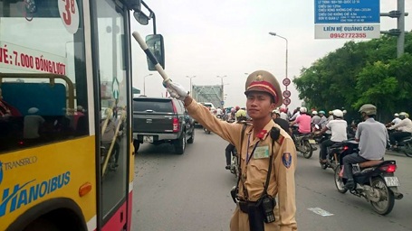 Bị chồng bạo hành, người phụ nữ lên cầu Chương Dương tự tử - 1 Lực lượng CSGT phân luồng, đảm bảo giao thông do vụ việc trên gây ùn ứ trên cầu.