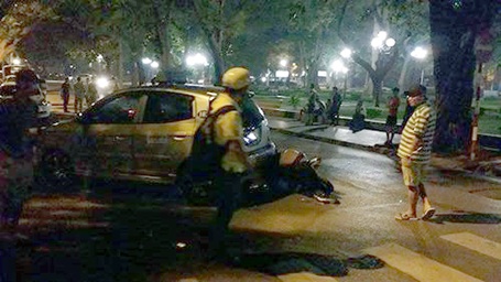 Hà Nội: Gây tai nạn liên hoàn, tài xế đổ lỗi do... cãi nhau với vợ - 3 Chiếc xe taxi bị xe KIA K3 húc quay ngang ra đường.