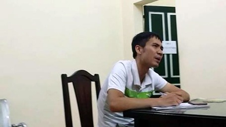 Hà Nội: Gây tai nạn liên hoàn, tài xế đổ lỗi do... cãi nhau với vợ - 4 Tài xế H. viết tường trình tại trụ sở công an.