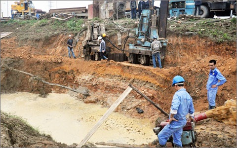 Khởi tố thêm 7 bị can vụ vỡ đường ống nước sông Đà - 1 Các công nhân khắc phục sự cố vỡ đường ống nước sông Đà.
