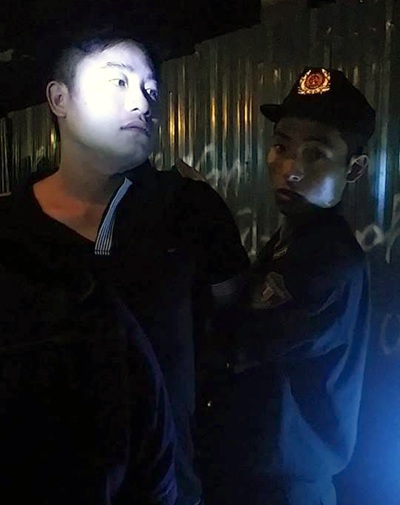 Đặng Minh Kiên bị cảnh sát khống chế.