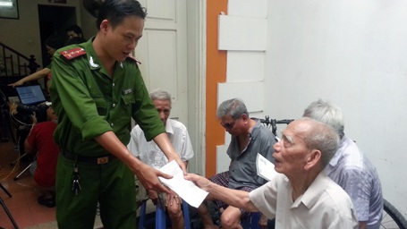 Công an Hà Nội vào tận… giường làm chứng minh thư cho dân - 6 Con trai cụ Nguyễn Thị Liệu kê khai thông tin trong Giấy đề nghị cấp CMND cho cụ.