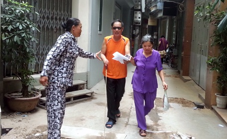 Công an Hà Nội vào tận… giường làm chứng minh thư cho dân - 1 Những thương binh hỏng mắt tại khu tập thể 139 Nguyễn Thái Học được người nhà dẫn đi cấp đổi CMND.
