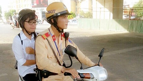 Hà Nội: CSGT đưa thí sinh đi thi khi phụ huynh gặp tai nạn - 1 Thượng sỹ Linh đưa em Hà đến điểm thi đúng giờ.