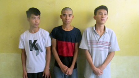 “Yêu” 4 người, bé gái không biết ai là “tác giả” cái thai trong bụng - 1 Ba trong 4 thanh niên bị bắt vì giao cấu với bé gái 15 tuổi.