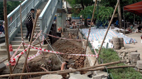 Hà Nội: Phát hiện hơn 180 bộ hài cốt trước cổng trường ĐH Công đoàn - 1 Gần 200 bộ hài cốt được phát hiện dưới vỉa hè trước cổng trường đại học Công đoàn.