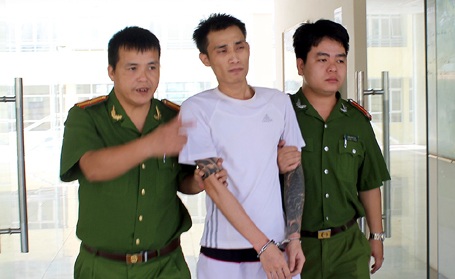 Hà Nội: Trốn nã tội giết người, bị bắt ở nhà mẹ vợ - 1 Nguyễn Văn Toàn bị bắt sau gần 4 năm trốn nã.