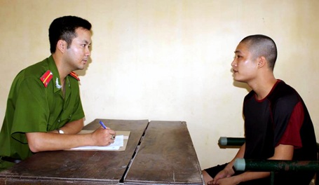 Hà Nội: Bị truy nã, vẫn cùng đồng bọn đi trộm cắp - 1 Điều tra viên lấy lời khai của Đàm Quang Chính.
