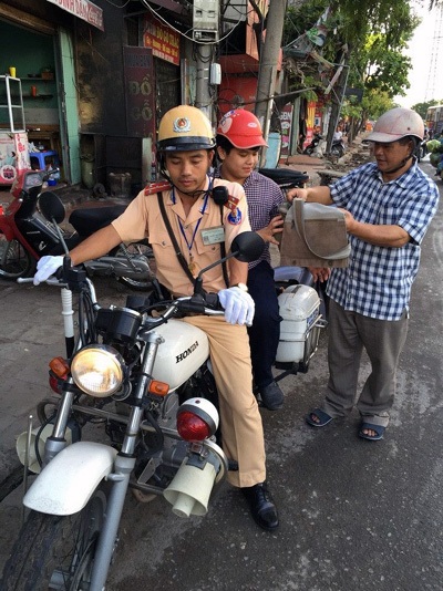 Hà Nội: Thí sinh hỏng xe được CSGT đưa đến điểm thi - 1 Cháu Trường được Đại úy Nguyễn Trọng đồng dùng xe mô tô chuyên dụng đưa đến điểm thi kịp giờ.
