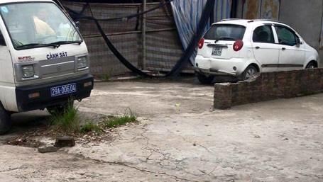 Hà Nội: Tá hỏa phát hiện nam thanh niên tử vong trong xe ô tô - 1 Cảnh sát có mặt tại hiện trường sau khi nhận tin báo của người dân.