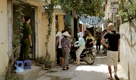 Hà Nội: Phát hiện thi thể nam sinh viên trong nhà trọ - 1 Người dân hiếu kỳ tập trung bên ngoài khu nhà trọ nơi phát hiện vụ việc.