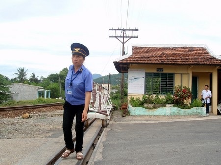 Nữ “kiện tướng an toàn” 20 năm gác tàu dưới đèo Hải Vân - 1 Nữ “kiện tướng an toàn” 20 năm gác tàu dưới đèo Hải Vân - 1