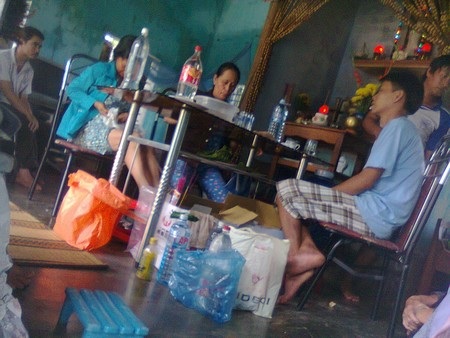 “Thánh cô” chữa bách bệnh bằng... nước lã - 1